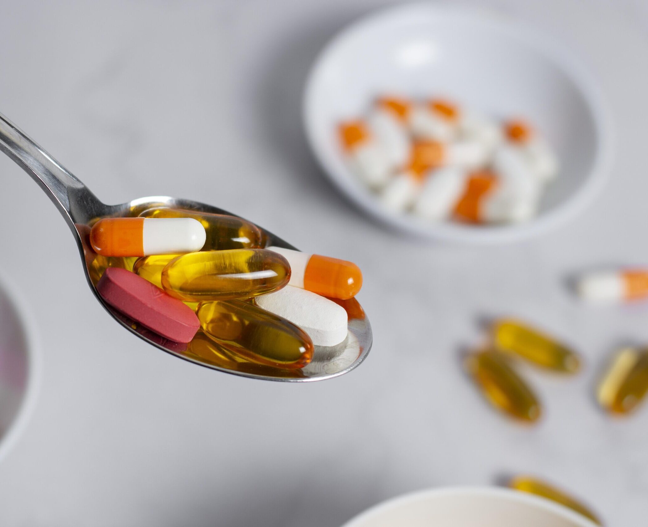 high-angle-spoon-with-different-pills